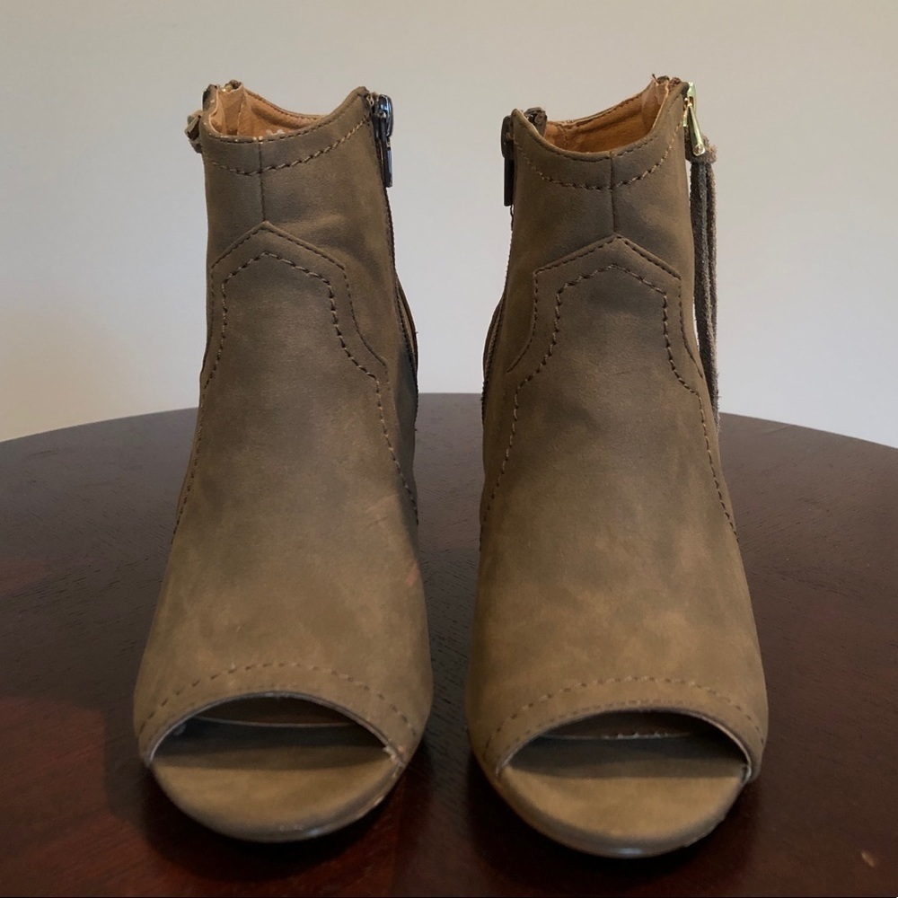 XOXO Brown Faux Leather Peep Toe zipper tassel booties size 6.5 - Picture 2 of 11